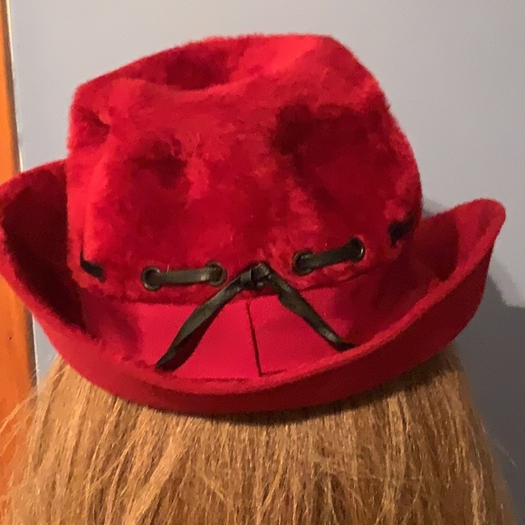 Hutzler’s vintage Touch Of Red felt hat with faux fur and lacing - Picture 3 of 7